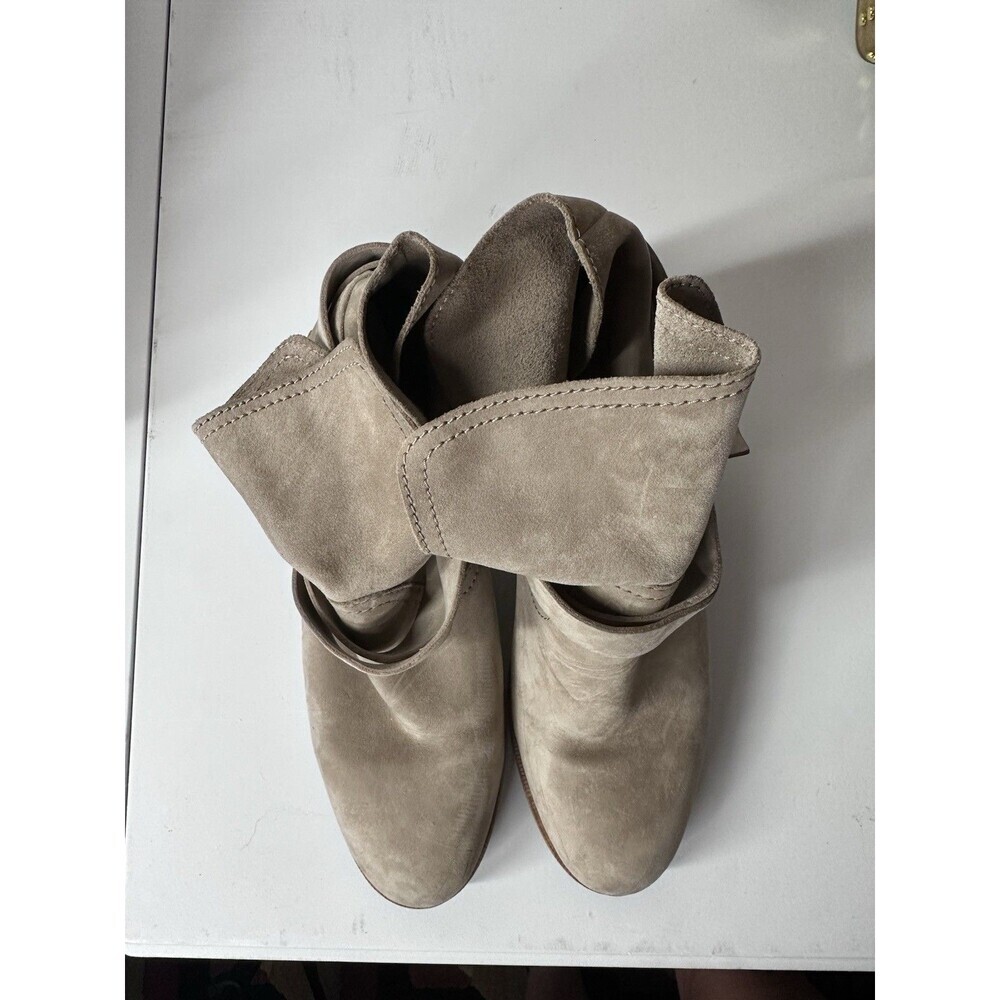 UGG Women's Stylish Tan Boots Size 9.5